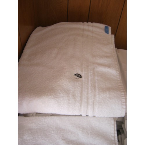 235 - 10 White Cotton Hotel Quality Bath Towels