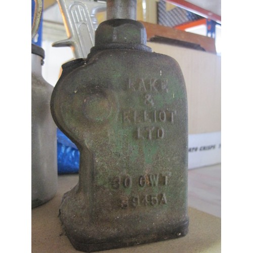 13 - A box of vintage spray guns and a pair of jacks, one a vintage bottle jack