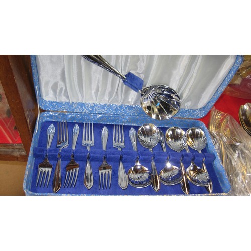 208 - A selection of silver plate and Sheffield cutlery and a cased dessert spoon and fork set with a scal... 