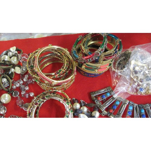 122 - Bag of mostly modern bangles, plus other items