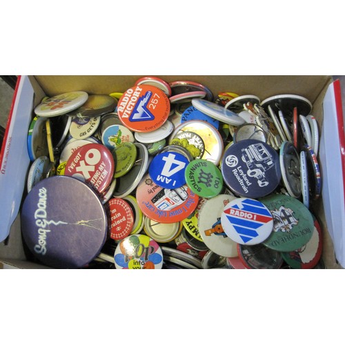 32 - Small box of assorted badges