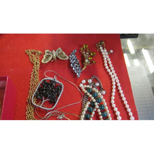 116 - Small amount of costume jewellery