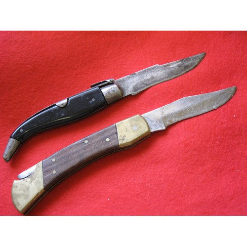 171 - A pair of lock-knives, one vintage with bakelite handle, the other more modern with brass bound wood... 