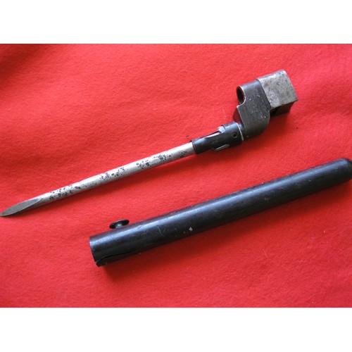 172 - A WW2-era 'Pig-sticker' spike bayonet for a Lee Enfield service rifle, in composite scabbard (slight... 