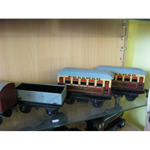 272 - A Hornby Type 20 Clockwork Locomotive and tender, plus two coaches and two wagons, working