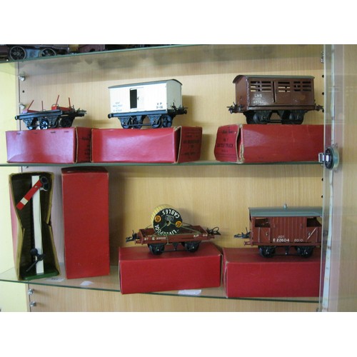 275 - A series of boxed Hornby O Gauge wagons as follows: 
42185 No1 Lumber Wagon, wagon immaculate, box v... 