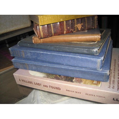 31 - A stack of books, mainly on Art, including x5 books featuring prints of Masters in Italian - includi... 