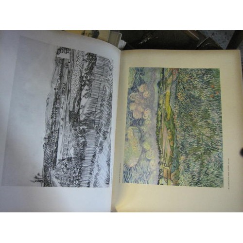 31 - A stack of books, mainly on Art, including x5 books featuring prints of Masters in Italian - includi... 