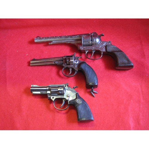 x3 vintage die cast pistols, 2 in the form of cowboy guns