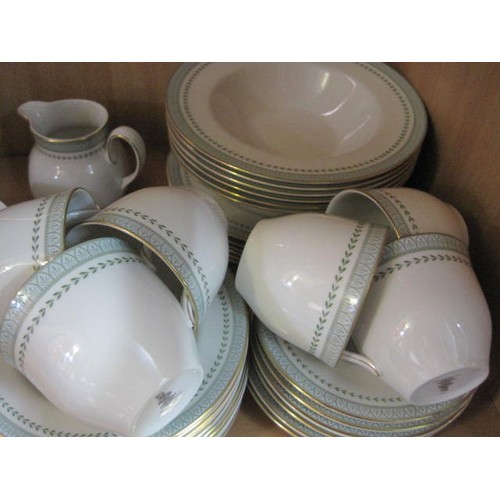 47 - A Royal Doulton 6-setting Berkshire pattern dinner service