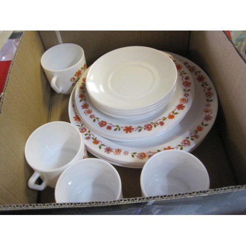 28 - An early Pyrex dinner service, 4 setting