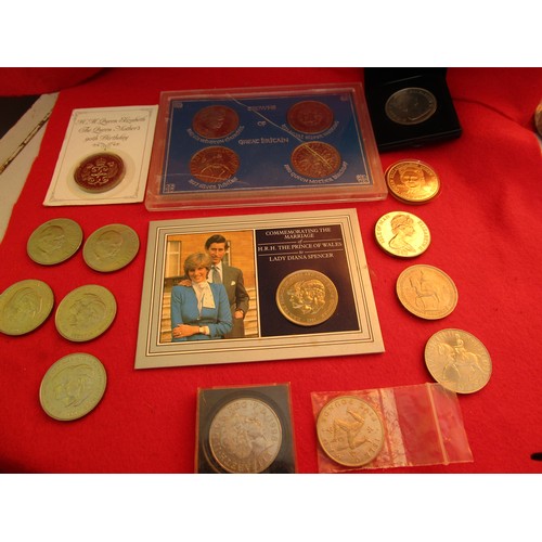 83 - A pair of £5 coins and a selection of commemorative crowns including QEQM, Silver Jubilee, Churchill... 