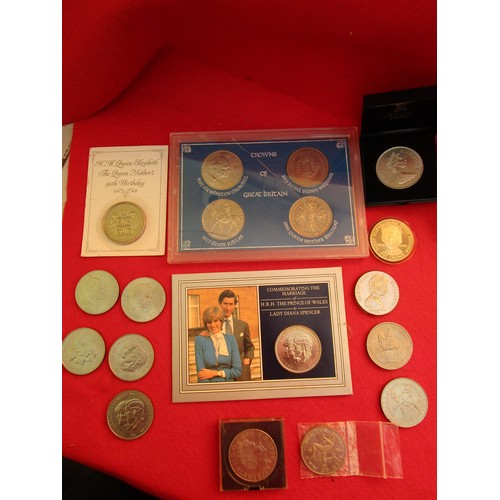 83 - A pair of £5 coins and a selection of commemorative crowns including QEQM, Silver Jubilee, Churchill... 