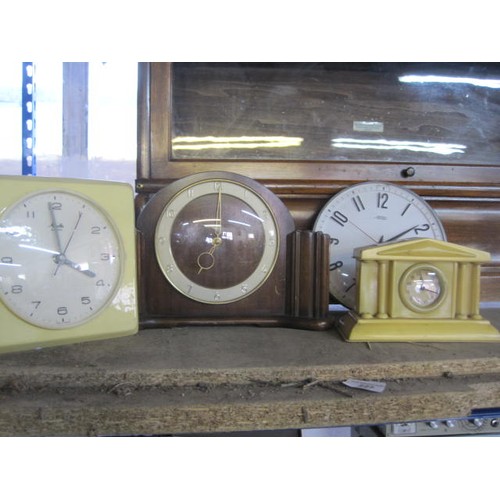 289 - A selection of assorted vintage clocks