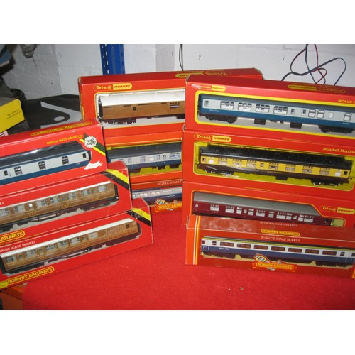 1016 - A mixed lot of 10 boxed Hornby & Tri-Ang Hornby carriages comprising: Triang R743A GWR Composite Coa... 