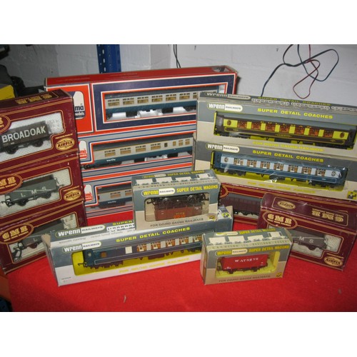 1017 - A selection of OO Gauge Boxed Railway Carriages and goods wagons by Lima, Airfix/GMR & Wrenn, compri... 