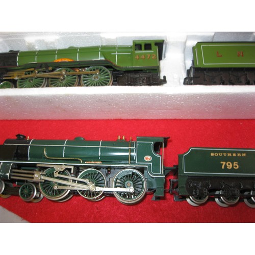 1029 - A Boxed (box poor) Hornby R2261 (?) Flying Scotsman in 4472 LNER colours, model very good with only ... 