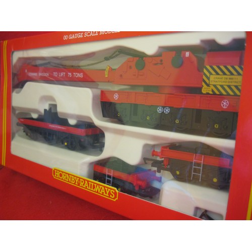 1041 - A Hornby High Speed Train Pack comprising R370 HST Power Car, R371 Dummy HST Power Car and R426 BR I... 