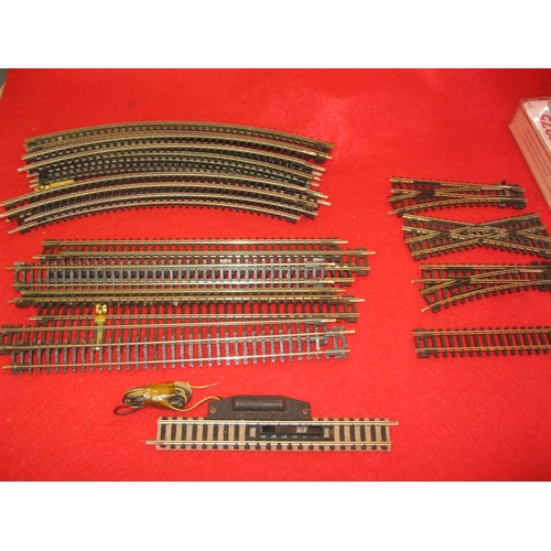 1052 - A bag of N Bachmann gauge track including 2 sets of points, a crossover, 11 curves, 8 long straights... 