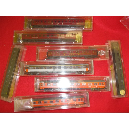 1065 - An assortment of N gauge cased carriages comprising Roco International 2259, 2261A x 2, 2261C, 2268A... 