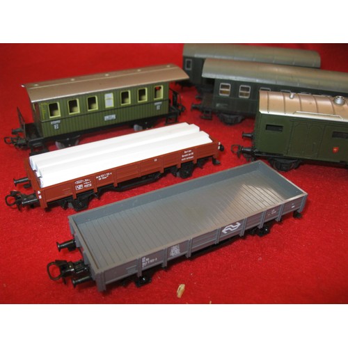 1076 - 6 assorted goods wagons and carriages comprising 3 x Marklin (2 x flatbeds, 1 with load) and a 2nd C... 