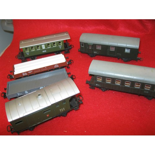 1076 - 6 assorted goods wagons and carriages comprising 3 x Marklin (2 x flatbeds, 1 with load) and a 2nd C... 