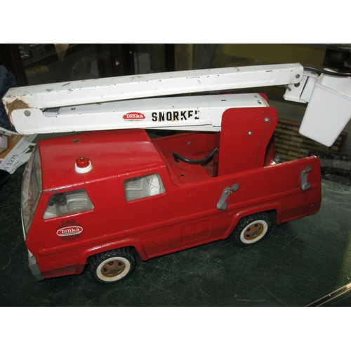 289 - A Tonka Mighty Snorkel Fire Engine with extending platform, missing one red light on cab roof, some ... 