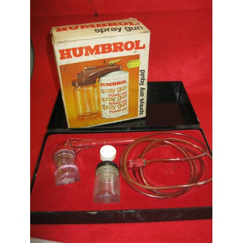 1299 - A boxed Humbrol spray gun, complete, plus a cased airbrush set