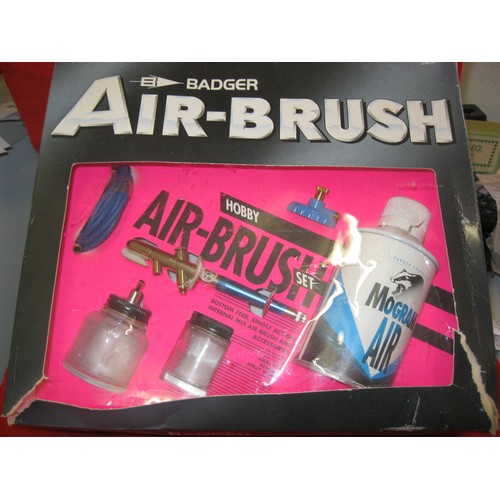 1298 - A boxed and unused Badger Air Brush set, complete with instructions, boxed (box a/f)