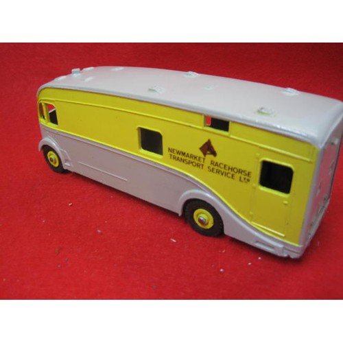 251 - Dinky 979 Horse box in Yellow and Grey Newmarket Racehorse transport in great condition