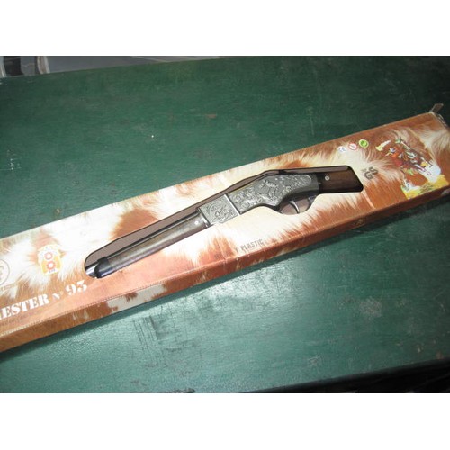 1211 - A vintage boxed Gonher Winchester No93 Child's Die-Cast Toy Gun with sling in very good condition.