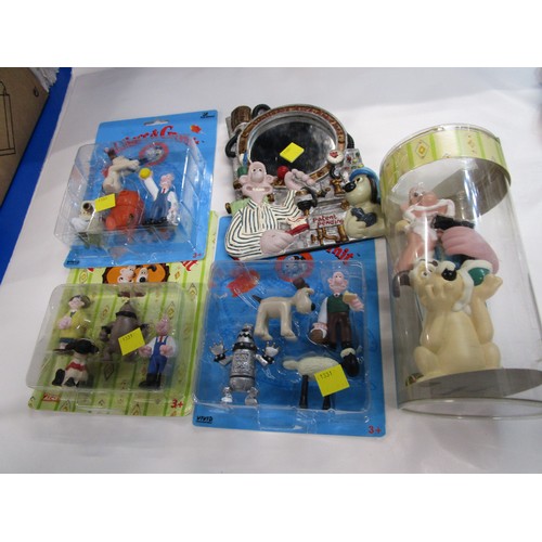 1331 - 3 mint carded set of wallace and gromit Playset figures along with a nice shaving mirror and razor h... 