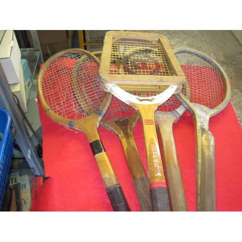 1219 - A selection of antique/vintage Tennis rackets