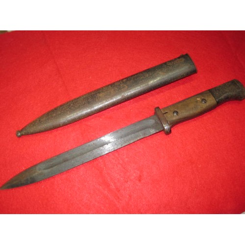 205 - A WW2 German K98 Bayonet in Scabbard in good order. Bayonet stamped 44CRS for Paul Weyersberg Co, Wa... 