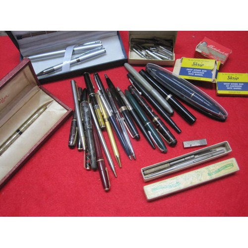 117 - A selection of vintage fountain pens and others