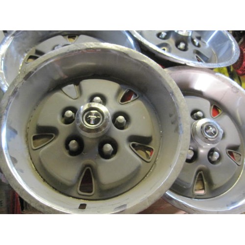 14 - A set of 4 Ford Mustang vintage hub caps in good order with the running pony motif to the centre bos... 