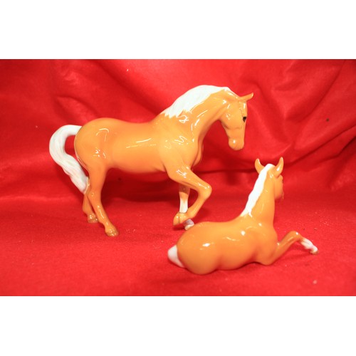 52 - A Beswick Palomino Jogging Mare #855 and matching sitting Palomino foal #915 both in good order