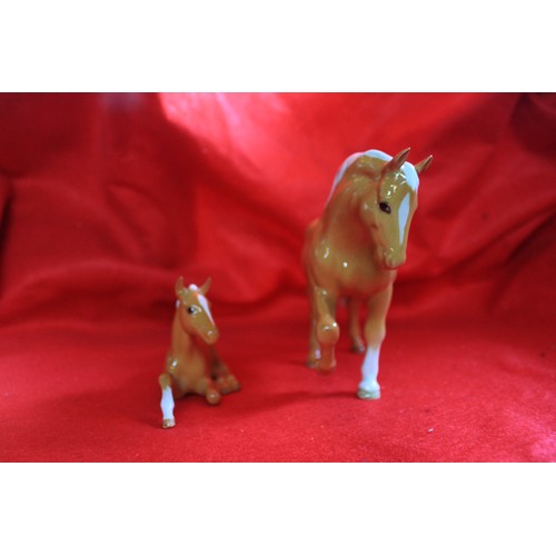 52 - A Beswick Palomino Jogging Mare #855 and matching sitting Palomino foal #915 both in good order