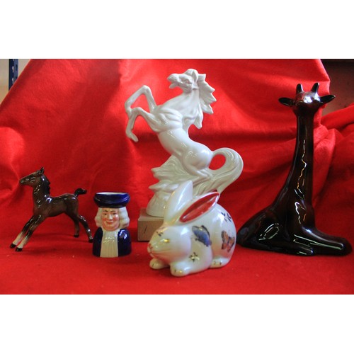 35 - A box of assorted items, including a glass vase, jugs, small Beswick foal and a Windsor Collection p... 