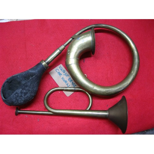 20A - A vintage brass rubber-bulbed car horn (the bulb a/f) and a small bugle