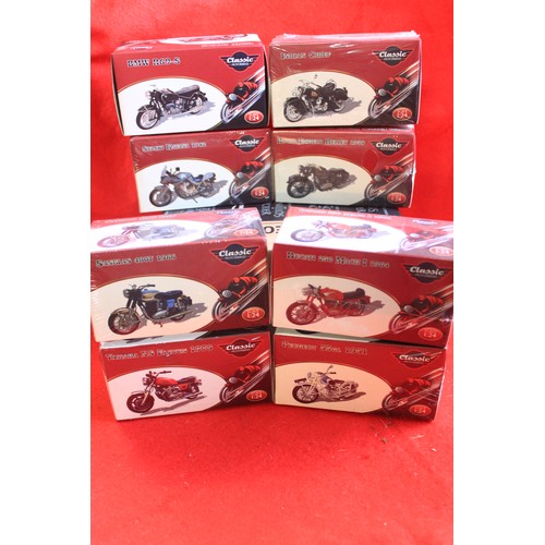 261 - A collection of 30 Atlas Editions 1:24 scale 'Classic Motorcycles' with paperwork, all boxed, many r... 