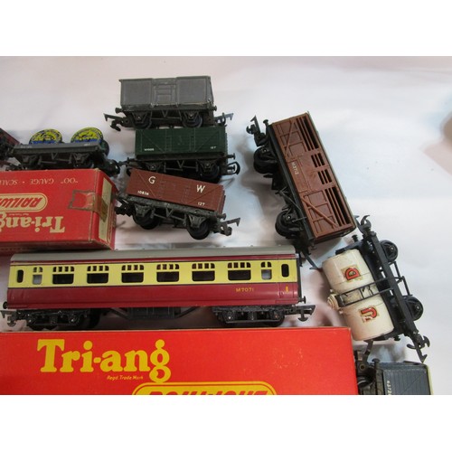 292 - A selection of Triang accessories and wagons including r 44 Levers,RT405 colour light signal, Platfo... 