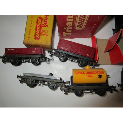 292 - A selection of Triang accessories and wagons including r 44 Levers,RT405 colour light signal, Platfo... 