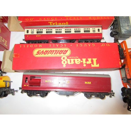 292 - A selection of Triang accessories and wagons including r 44 Levers,RT405 colour light signal, Platfo... 