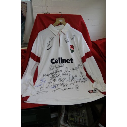 243 - Rugby World Cup 2003 winners' shirt (signed by Will Carling and others)

This clothing item is in ve... 