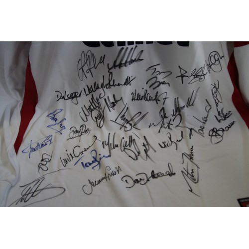 243 - Rugby World Cup 2003 winners' shirt (signed by Will Carling and others)

This clothing item is in ve... 