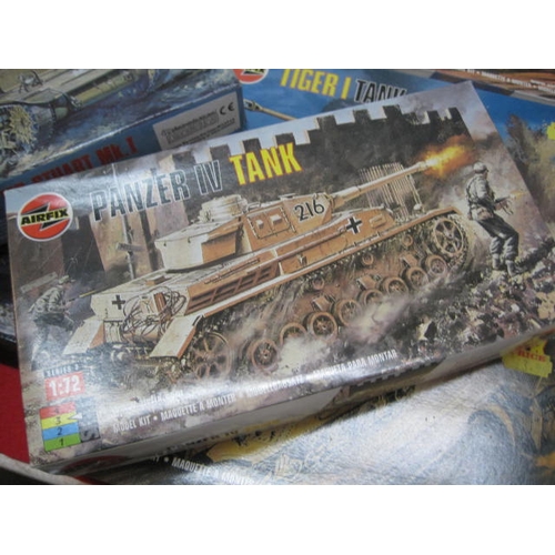 255 - A selection of 7 vintage model kits of tanks comprsing Revell 1:72 03125 Crusader MkIII, 03133 Pz Kp... 