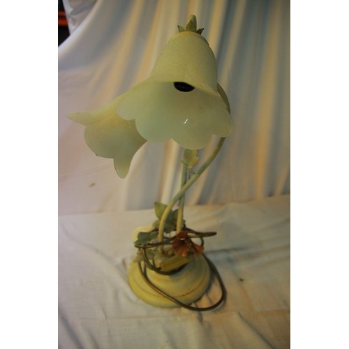 137 - An art deco style table lamp featuring two bulbs with etched shades and a metal floral decoration, n... 