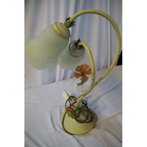 137 - An art deco style table lamp featuring two bulbs with etched shades and a metal floral decoration, n... 