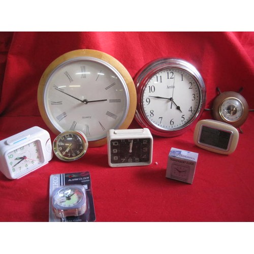 280 - Box of mainly modern clocks